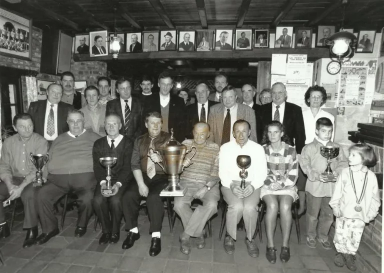 Kampioenen van de Duivenzesdaagse 1995 in café 't Oud Asper, Oudenaarde.