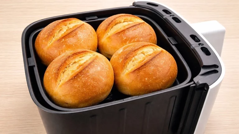 Vers zelfgemaakt brood gebakken in de airfryer, klaar om te genieten.