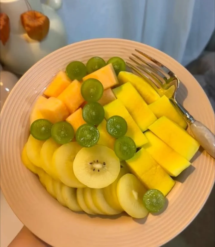 Heerlijke vruchten in een kleurrijke vruchtensalade.