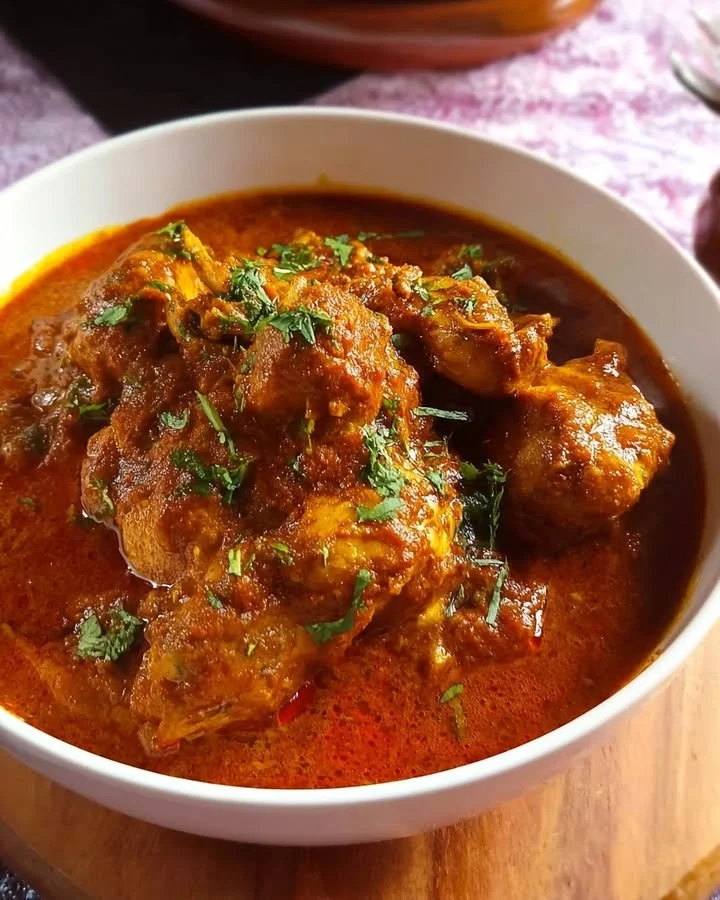 Snelle Indiase kip curry met rijke tomatensaus op een bord